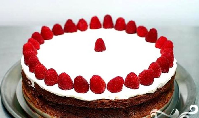 Двойной шоколадный торт с малиной