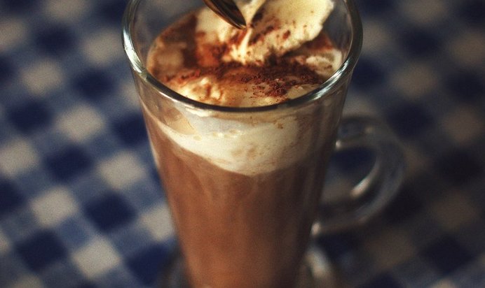 Кофе гляссе с яичным желтком и ванильным мороженым