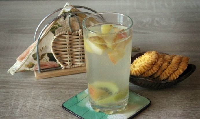 Яблочный компот с киви и лимоном