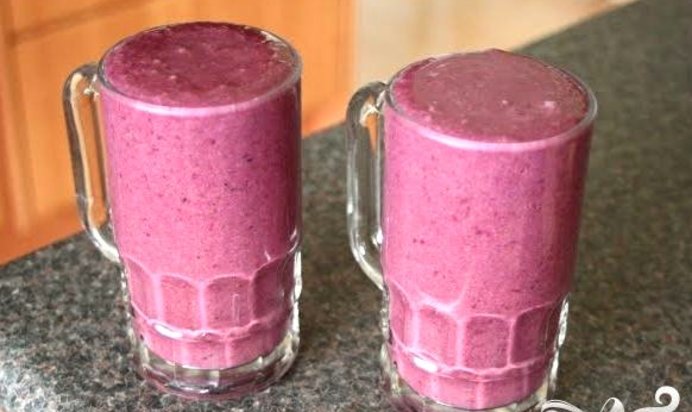 Витаминный напиток из персика и черники