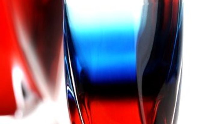 Бело-сине-красный напиток