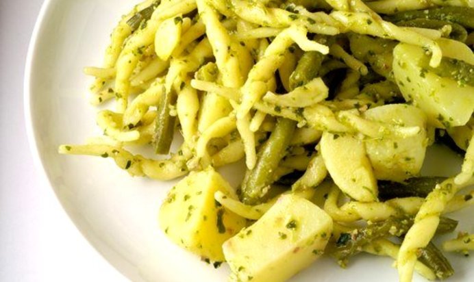 Паста с соусом песто, картофелем и зелеными бобами