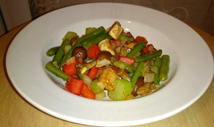 Теплый салат из овощей и тофу
