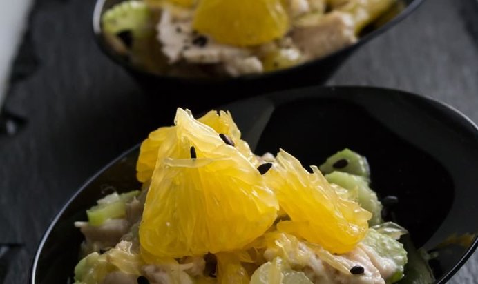 Салат с запеченным куриным филе, сегментами апельсина, сельдереем в ореховом соусе