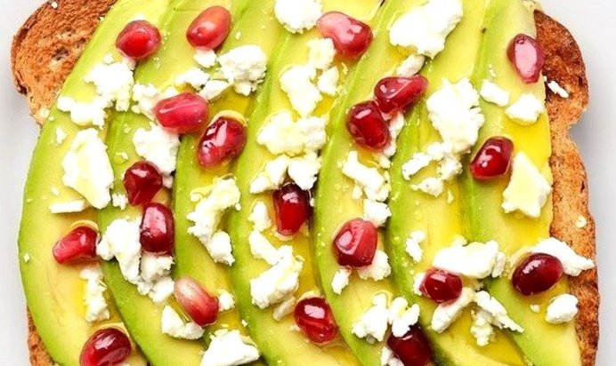Тост с авокадо, фетой и гранатом