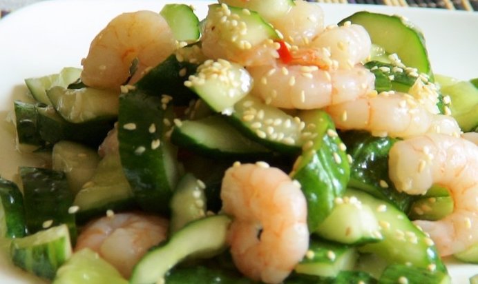 Салат из «битых» огурцов с креветкой