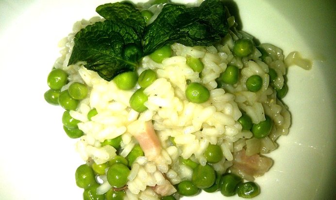 Ризотто с панчеттой, зеленым горошком и мятой