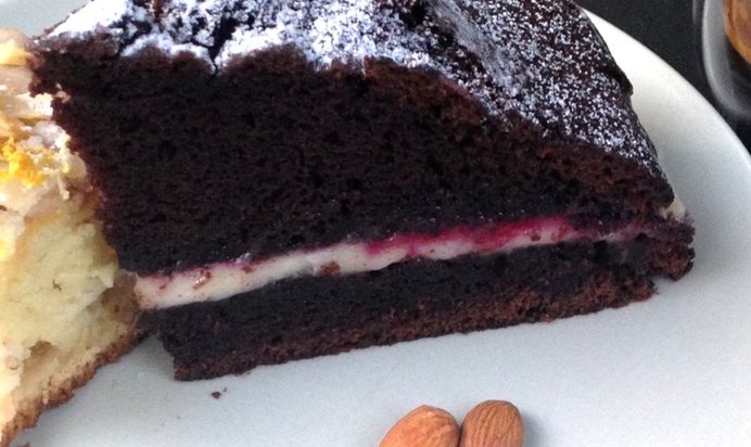 Шоколадный торт с кремом маскарпоне и смородиновым джемом