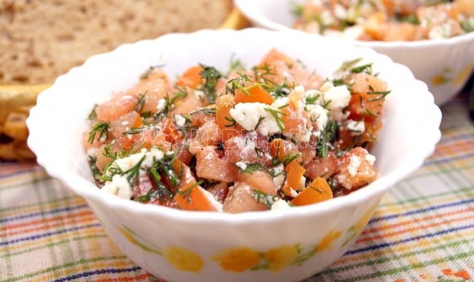 Салат с помидорами и сыром «Ия»