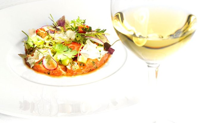 Тартар из лосося в пряном соусе с авокадо и кинзой