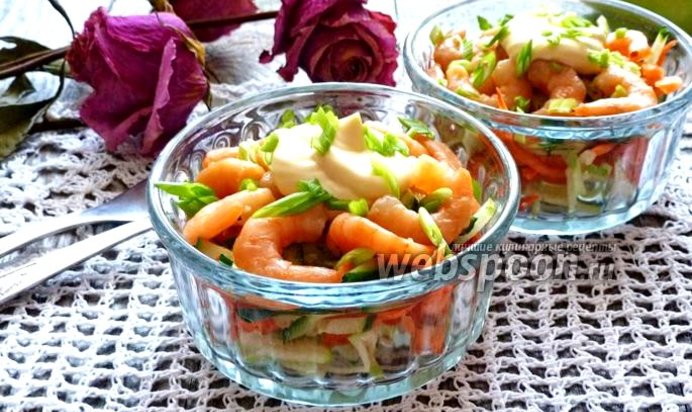 Салат-коктейль из свежих овощей с креветками