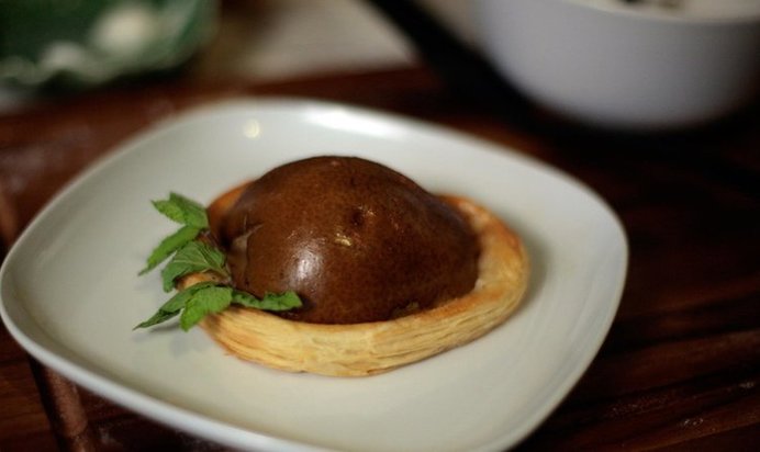 Груша, запеченная с моцареллой