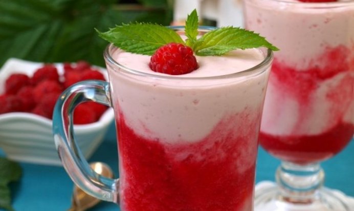 Коктейль на ряженке с творогом и малиной