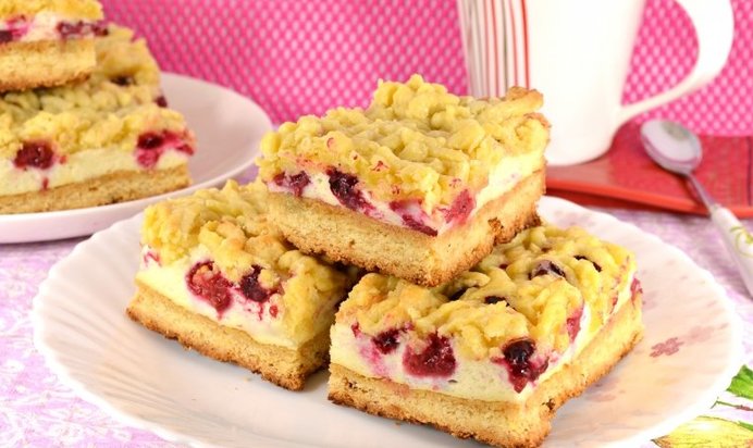 Песочный пирог с меренгой и ягодами