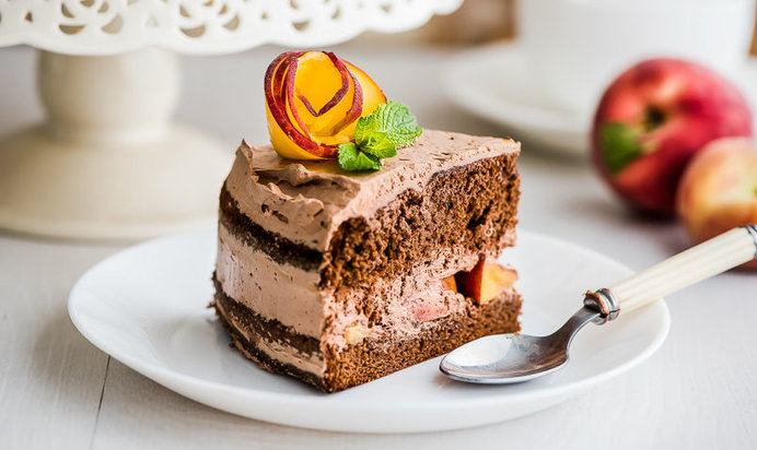 Бисквитный торт с персиками