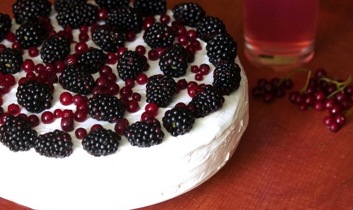 Торт с ежевикой и красной смородиной