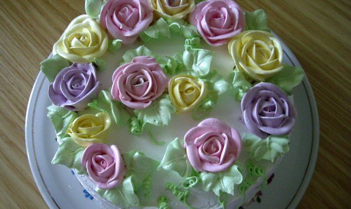 Бисквитный торт с апельсиново-мятной пропиткой и меренгами