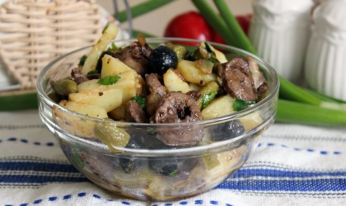 Теплый картофельный салат с индюшиными сердечками