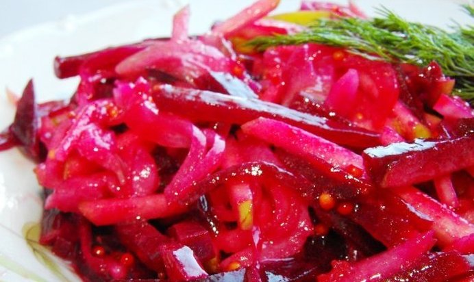 Простой салат со свеклой