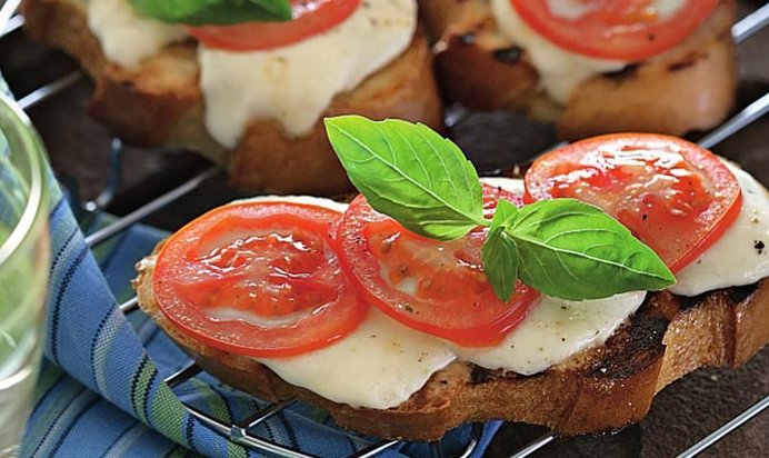 Брускетта с моццареллой и помидорами