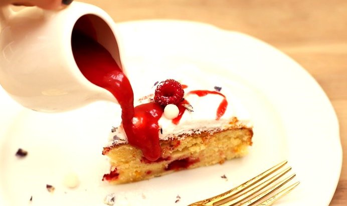 Малиновый пирог с сиропом