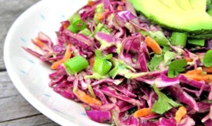 Салат из краснокочанной капусты, авокадо, сельдерея и огурцов