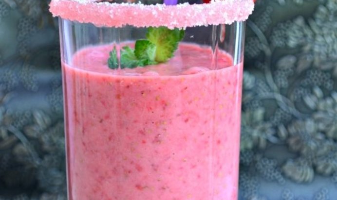 Клубничный коктейль с мятой