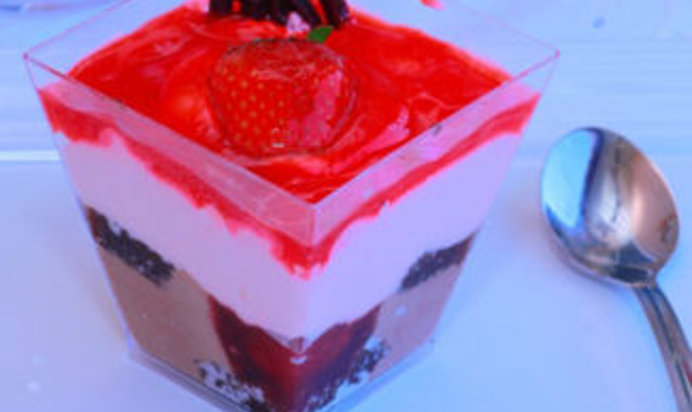 Десерт из мороженого с клубничным сиропом