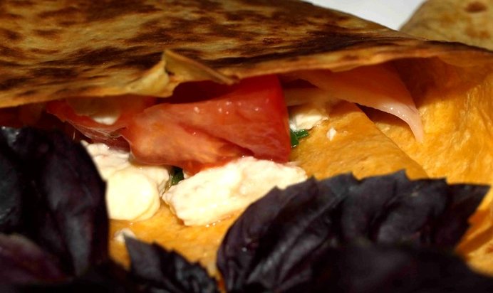 Сырная тортилья с брынзой, помидорами и беконом