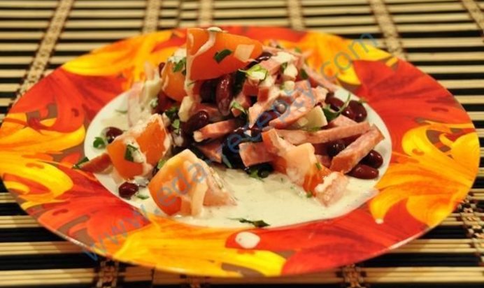 Салат с колбасой и фасолью