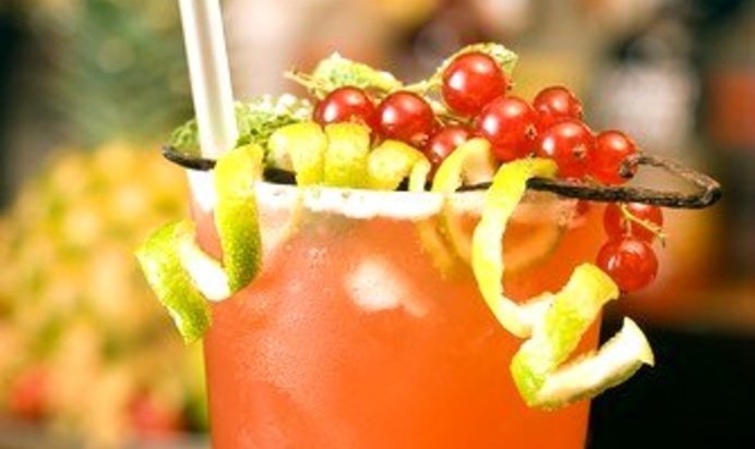 Новогодний коктейль с красной смородиной