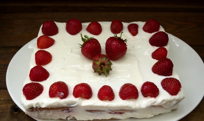 Клубнично-творожный торт без выпечки