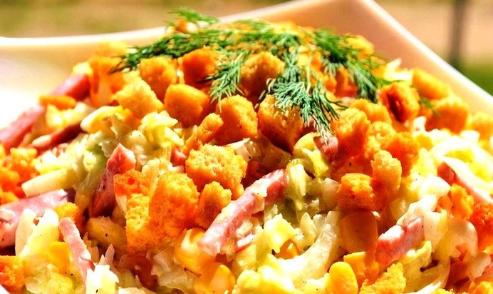 Простой салат с кириешками