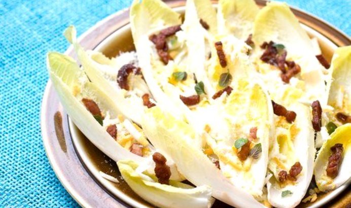 Салат с цикорием, жареной ветчиной и грушами