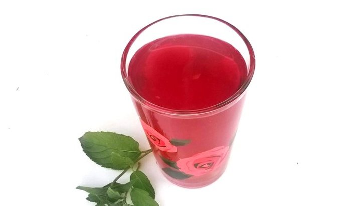 Компот из черной смородины с яблоками и сливами