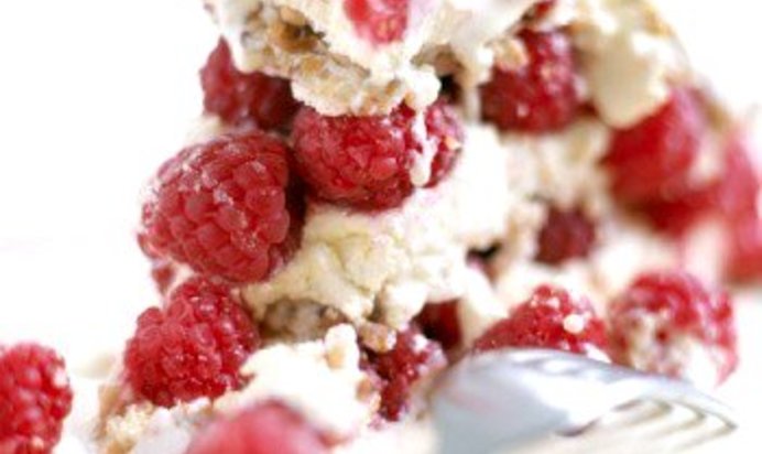 Торт «Семифредо» с малиной и клубникой