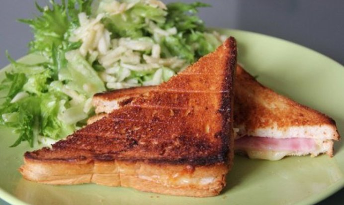 Croque-monsieur с салатом из зеленого яблока к завтраку