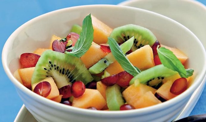 Фруктовый салат с имбирем, чили и мятным сиропом