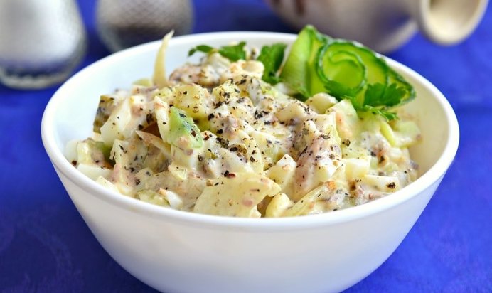 Салат из рыбных консервов с яйцом и огурцами
