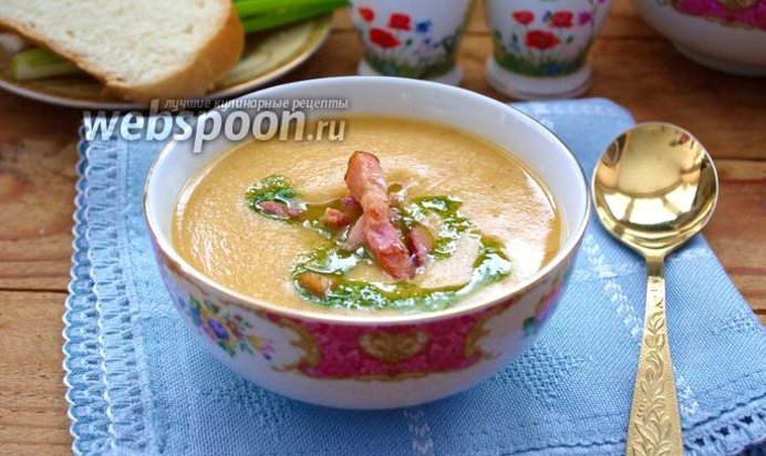 Гороховый суп-пюре с беконом и зелёным соусом