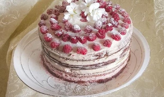 Шоколадный торт с малиной и сливочным кремом