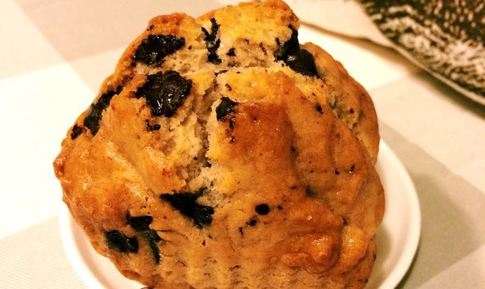 Маффины с кусочками шоколада в медовом сиропе