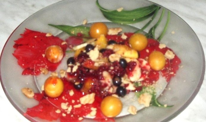 Салат ягодный микс с малиновым сиропом