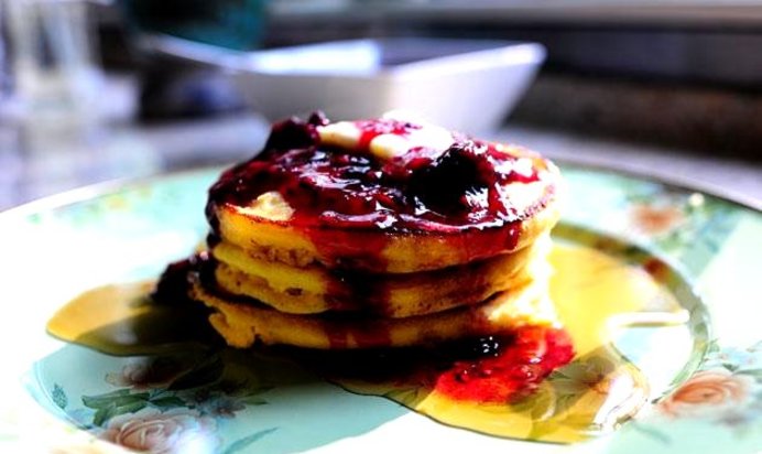 Кукурузные оладьи с ежевичным сиропом