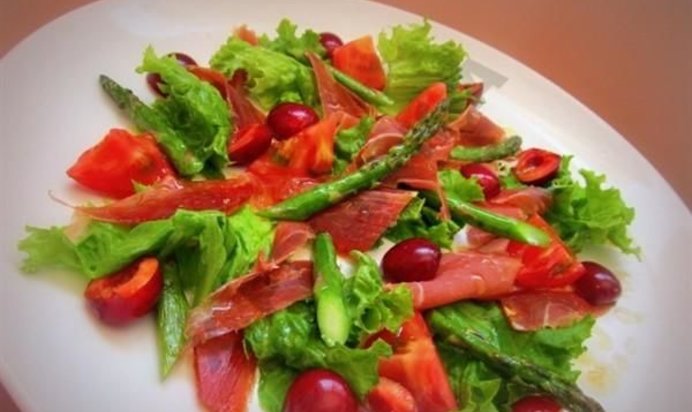 Салат с черешней и хамоном по испанским мотивам