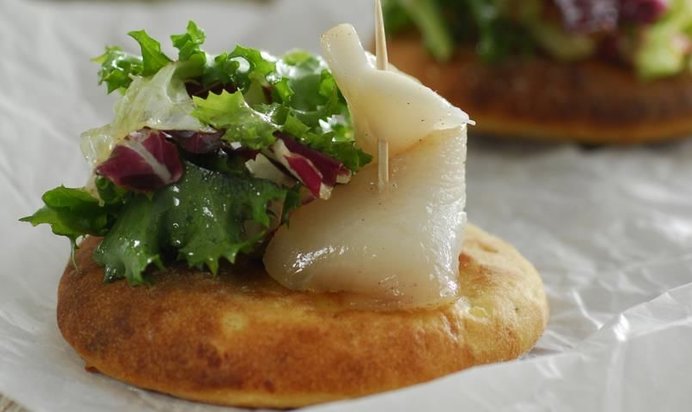 Картофельные фокаччине с зеленым салатом