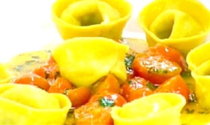 Тортеллини с крабом в томатном соусе