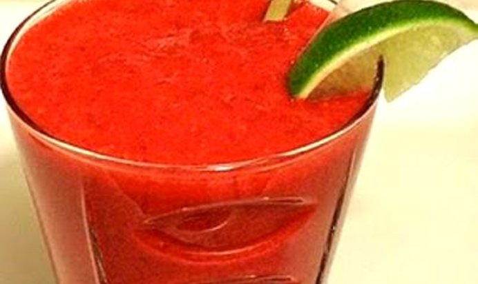 Витаминный напиток из свеклы, клубники и батата