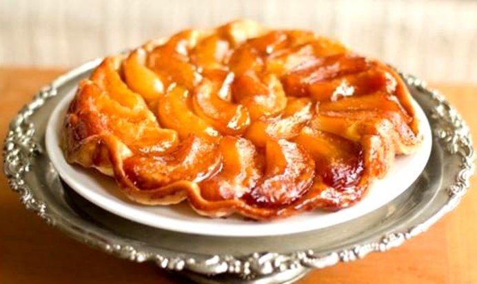 Перевернутый яблочный пирог с карамелью