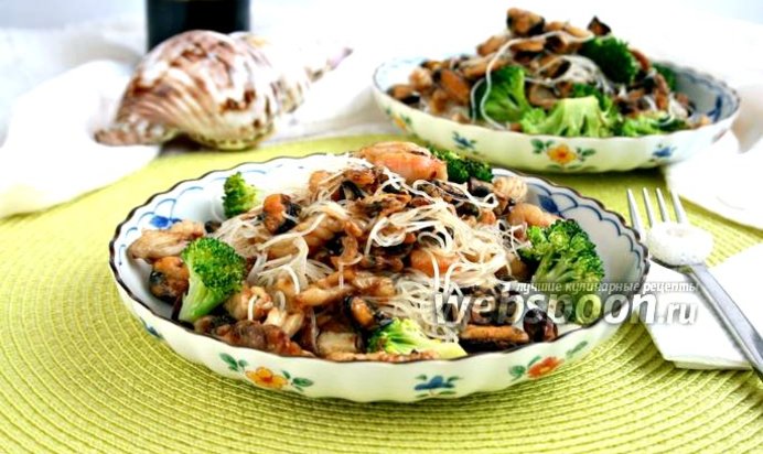 Морской коктейль с рисовой лапшой и брокколи